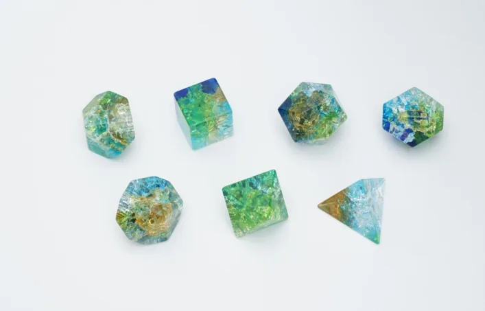 Set de dés en pierre Crackle Multicolor Glass