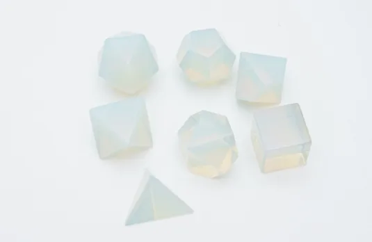 Set de dés en pierre Opalite