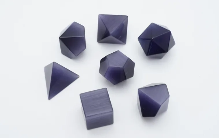 Set de dés en pierre Deep Purple Cat's Eye