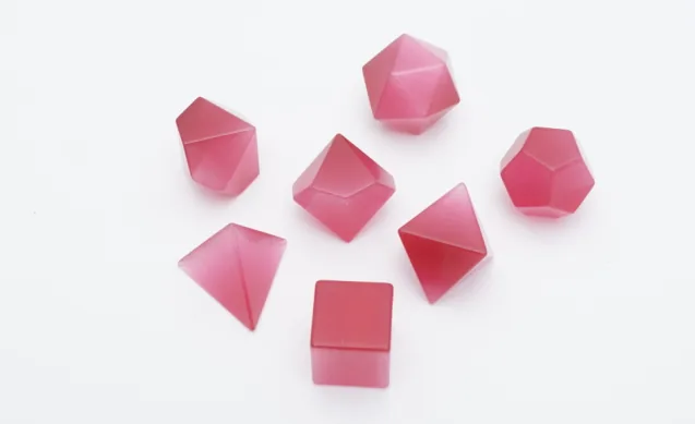 Set de dés en pierre Pink Cat's Eye
