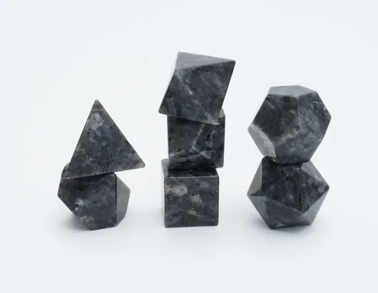 Set de dés en pierre Black Goldstone