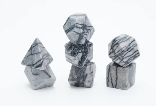 Set de dés en pierre Howlite
