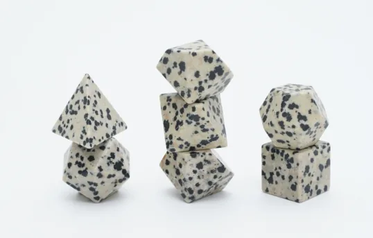 Set de dés en pierre Dalmatian Stone