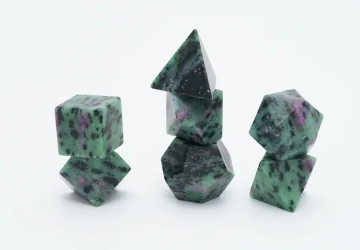 Set de dés en pierre Ruby Zoisite