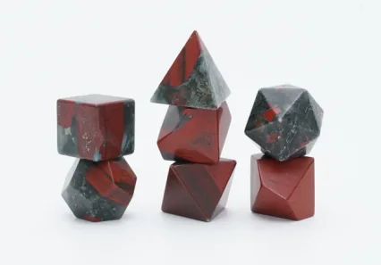 Set de dés en pierre Heliotrope (Bloodstone)